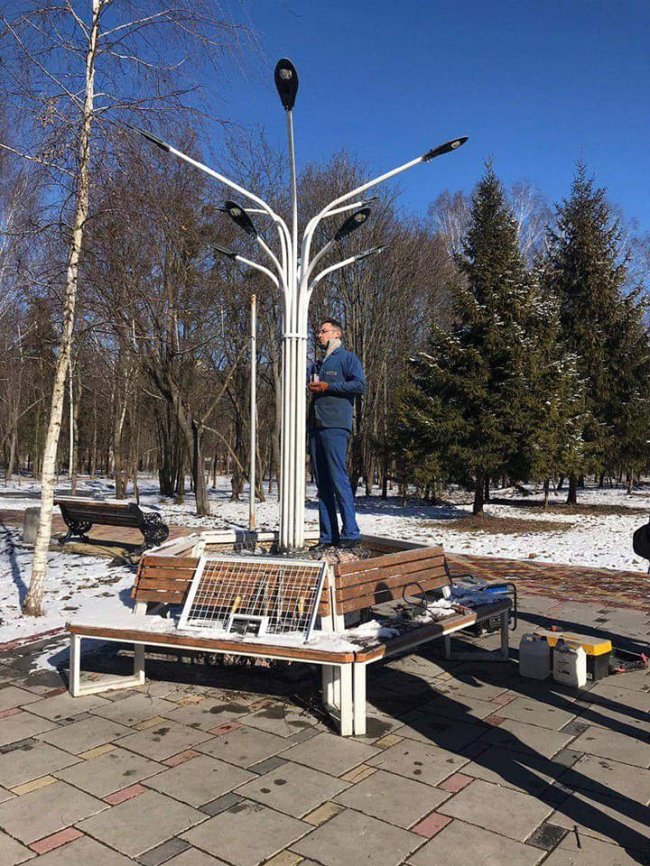 У луцькому парку  відновлюють ліхтар, який пошкодив вандал