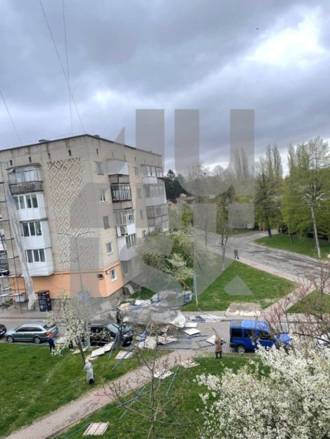 Перевернута зупинка і пошкоджена автівка: на Волині вітер наробив лиха. ФОТО, ВІДЕО