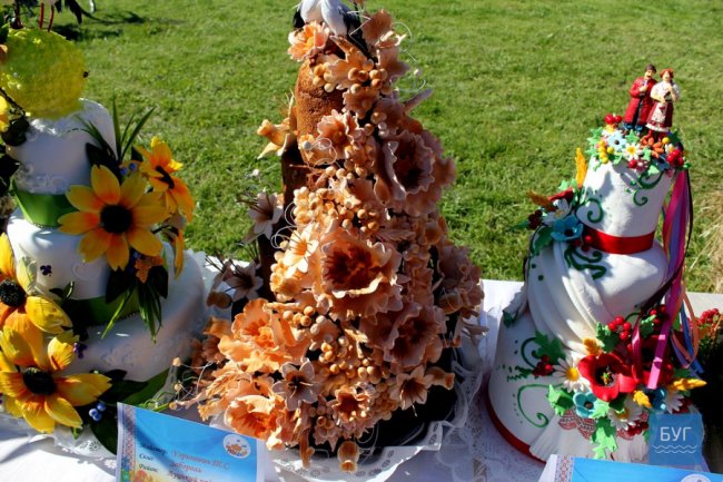 До Володимира привезли короваї з усієї області. ФОТО