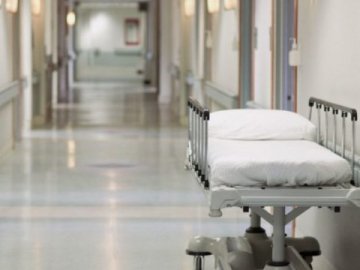 Молодика, який побив вікна та двері Нововолинської міськради, відправили на лікування