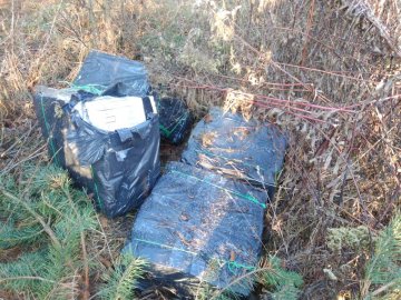 На Волині контрабандисти «загубили» в траві 10 ящиків сигарет. ФОТО