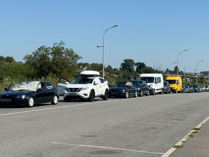 Перед «Устилугом» - черга з легкових автомобілей