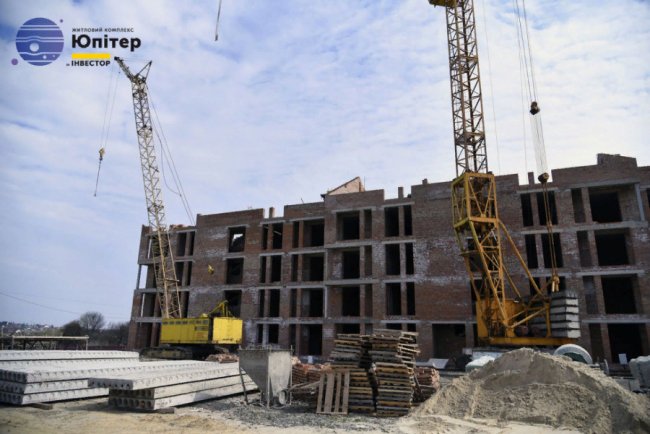 Роботи біля другого будинку