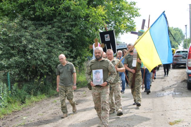 На Волині попрощалися із загиблим на війні  Героєм Леонідом Романцем. ФОТО