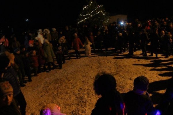 Ватра, фаєр-шоу, співи: як запалювали ялинку в селі під Луцьком