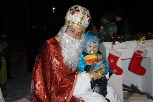 Ватра, фаєр-шоу, співи: як запалювали ялинку в селі під Луцьком