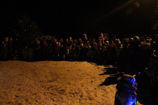 Ватра, фаєр-шоу, співи: як запалювали ялинку в селі під Луцьком