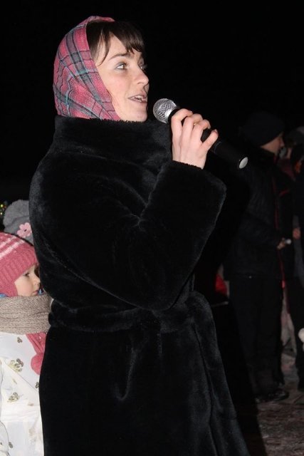 Ватра, фаєр-шоу, співи: як запалювали ялинку в селі під Луцьком