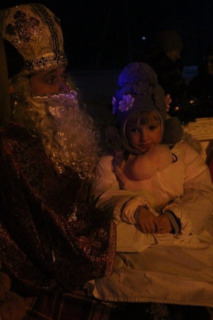 Ватра, фаєр-шоу, співи: як запалювали ялинку в селі під Луцьком