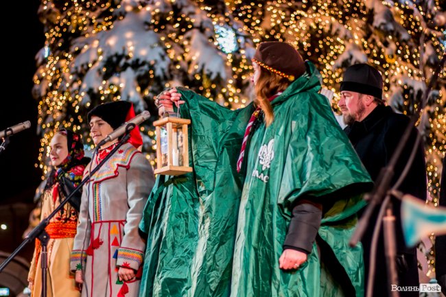У Луцьку урочисто засвітили головну ялинку міста. ФОТО