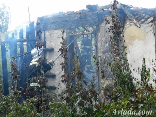 У Луцьку згорів будинок, де жили цигани. ФОТО