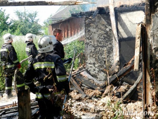 У Луцьку згорів будинок, де жили цигани. ФОТО