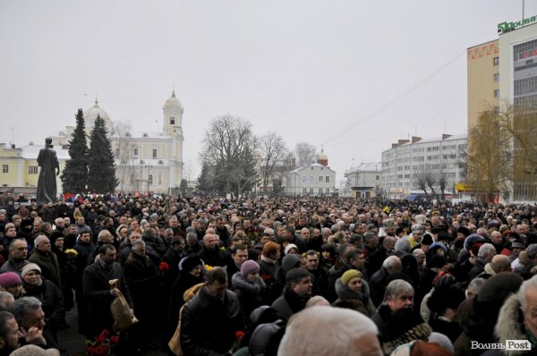 Фото прощання з міським головою Луцька Миколою Романюком