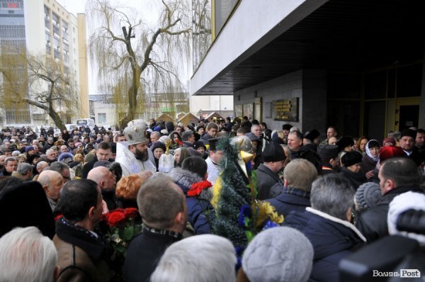 Фото прощання з міським головою Луцька Миколою Романюком