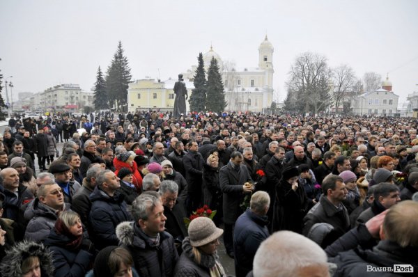 Фото прощання з міським головою Луцька Миколою Романюком