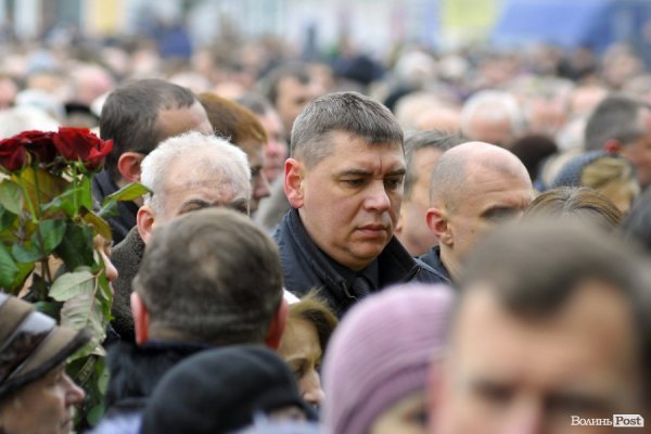 Фото прощання з міським головою Луцька Миколою Романюком