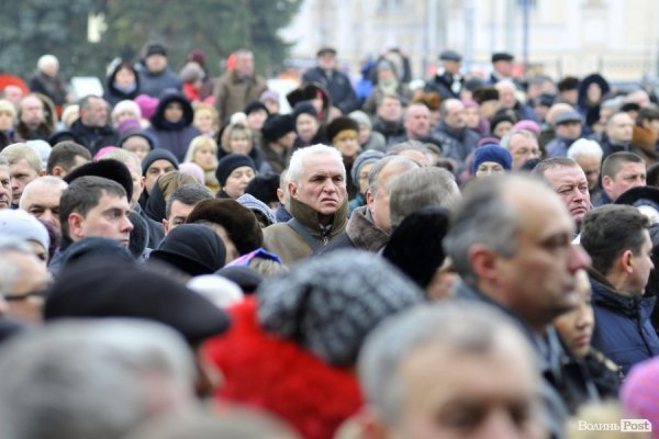Фото прощання з міським головою Луцька Миколою Романюком