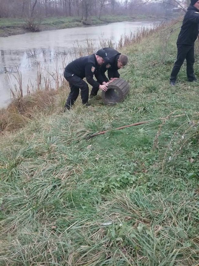 Муніципали показали, як виловлювали смітники з канави. ФОТО
