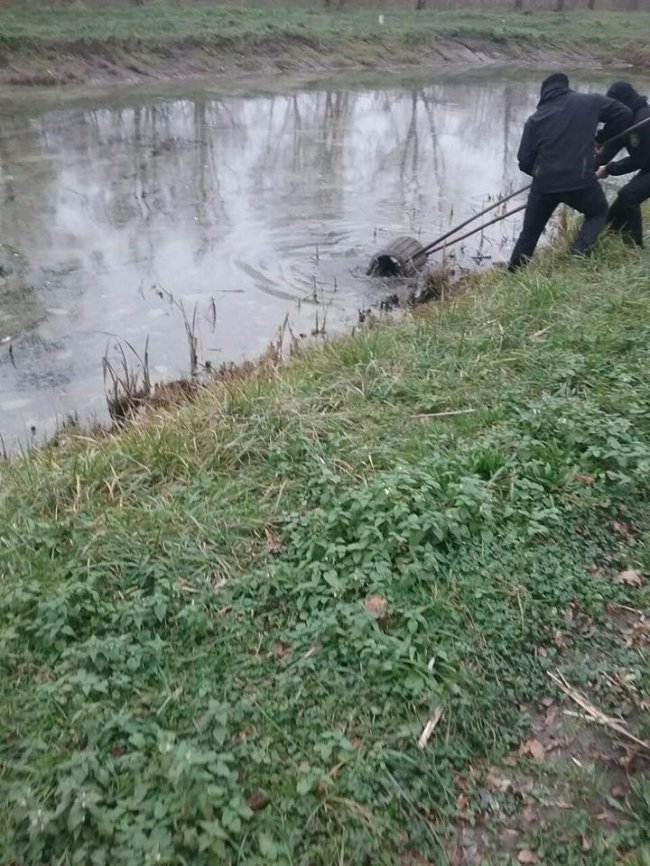 Муніципали показали, як виловлювали смітники з канави. ФОТО