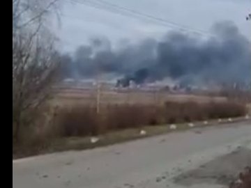 Українські захисники спалили колону російської бронетехніки під Гостомелем. ВІДЕО