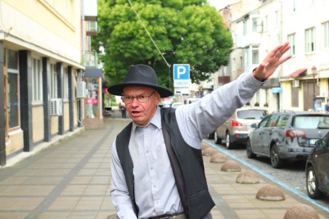 Перша театралізована екскурсія: як два файно вбрані пани у стилі 30-х років XX ст шпацерували вулицями Луцька