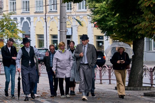 Перша театралізована екскурсія: як два файно вбрані пани у стилі 30-х років XX ст шпацерували вулицями Луцька