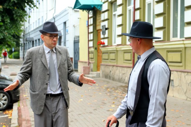 Перша театралізована екскурсія: як два файно вбрані пани у стилі 30-х років XX ст шпацерували вулицями Луцька