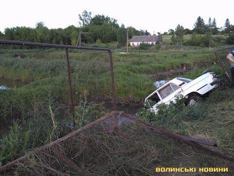 На Волині «ВАЗ» влетів у ставок
