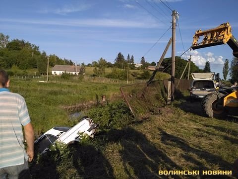 На Волині «ВАЗ» влетів у ставок