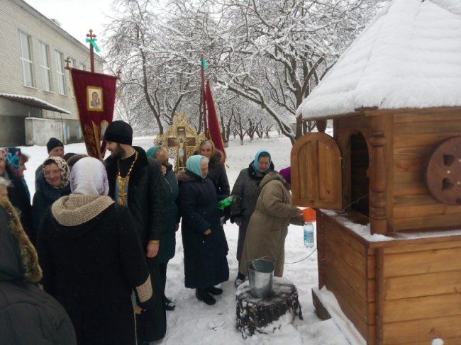 На Волині селяни допомогли священнику облагородити криницю і храм. ФОТО