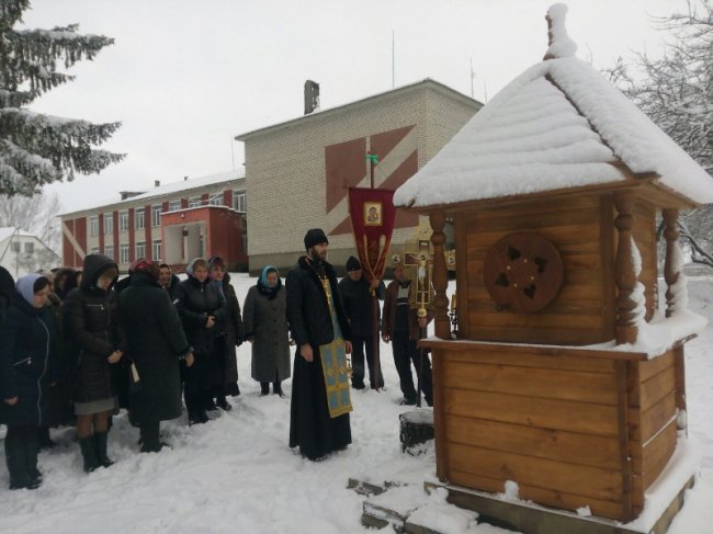 На Волині селяни допомогли священнику облагородити криницю і храм. ФОТО