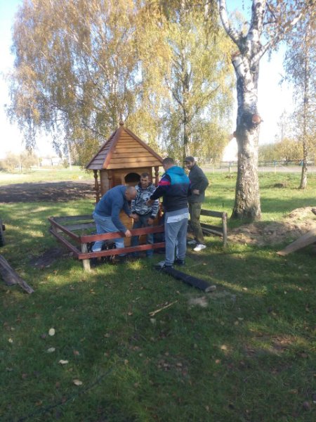 На Волині селяни допомогли священнику облагородити криницю і храм. ФОТО