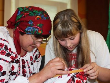 У місті на Волині презентують велетенську сорочку, яку вишивали 2500 людей