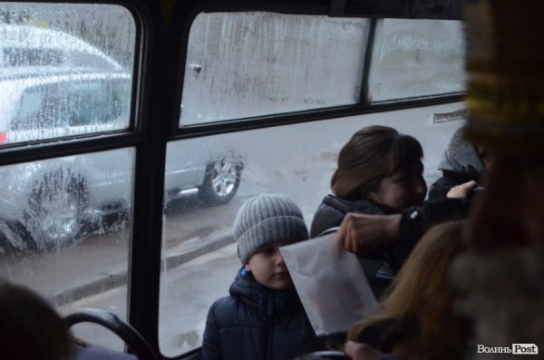 У Луцьку святий Миколай пригощав дітей у маршрутках. ФОТО 