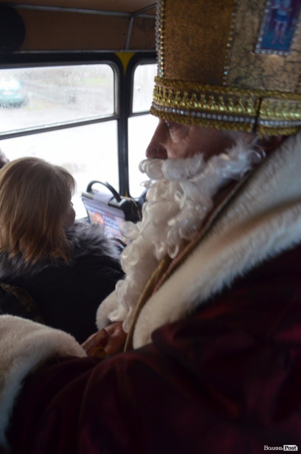У Луцьку святий Миколай пригощав дітей у маршрутках. ФОТО 