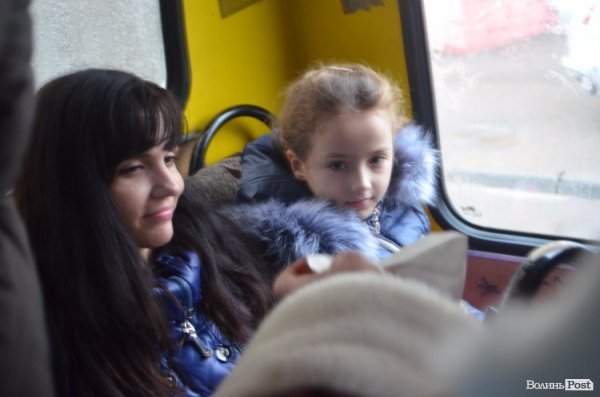 У Луцьку святий Миколай пригощав дітей у маршрутках. ФОТО 