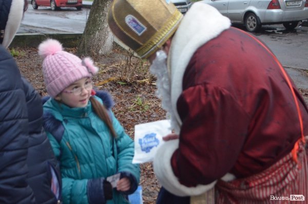 У Луцьку святий Миколай пригощав дітей у маршрутках. ФОТО 