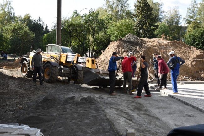 Показали, як у Луцьку ремонтують пішохідну зону на проспекті Молоді та прибудинкові території