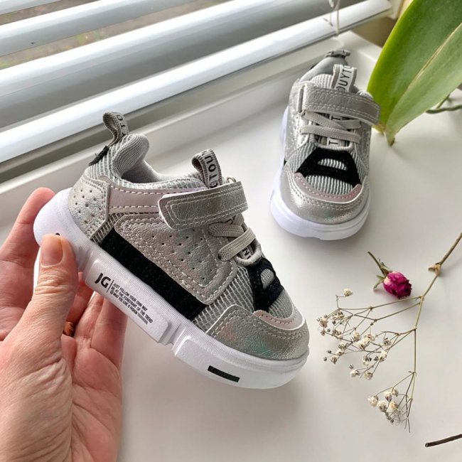 Де придбати стильне та якісне дитяче взуття, не виходячи з дому*