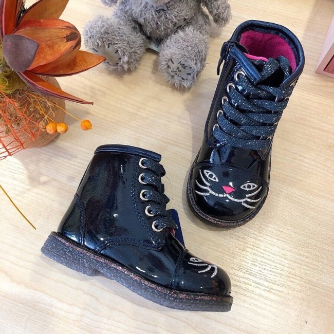 Де придбати стильне та якісне дитяче взуття, не виходячи з дому*