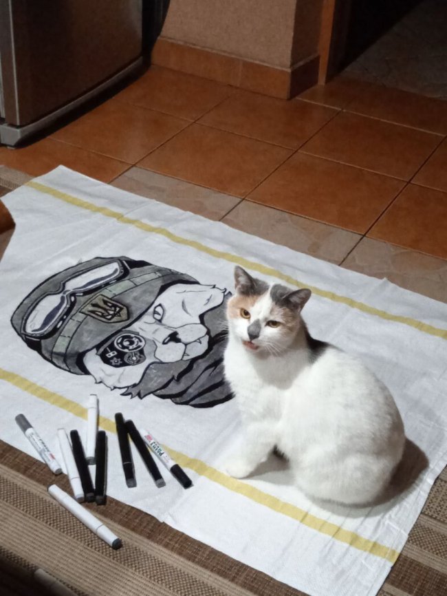 Волинянка малює воїнів на касках та мішках. ФОТО