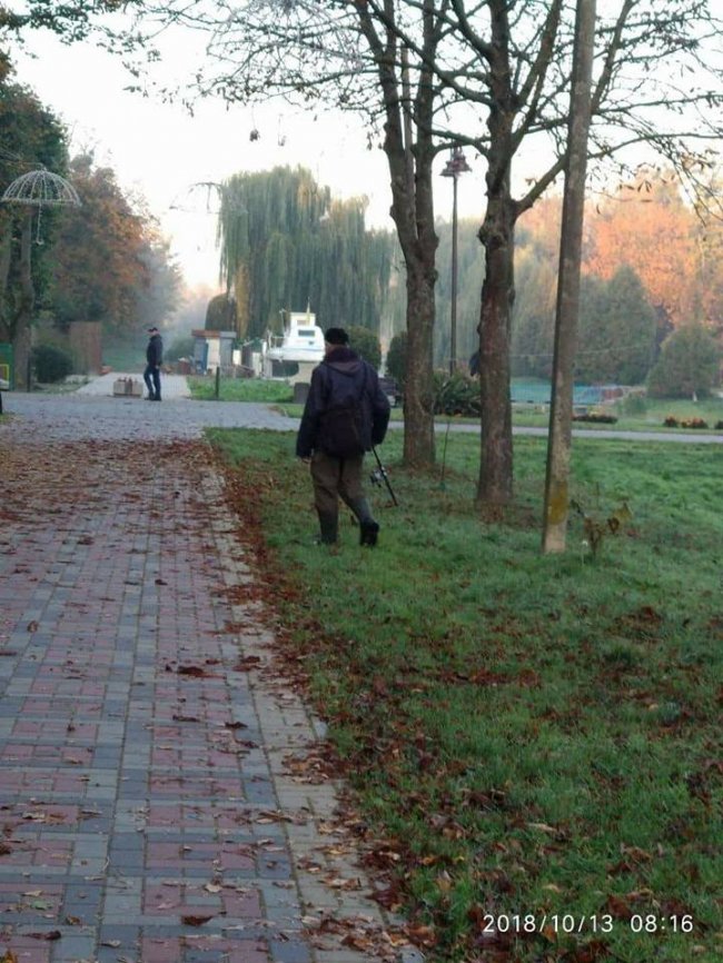 У луцькому парку ловили рибалок-нелегалів. ФОТО