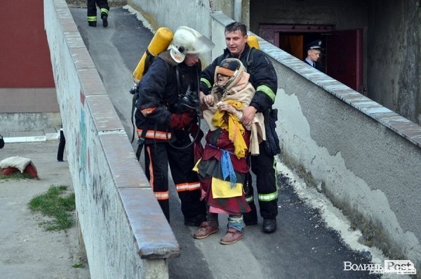 Жителька однієї з квартир 16-поверхівки у центрі Луцька після пожежі у її помешканні