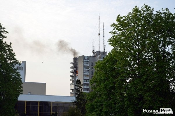 Горить будинок в центрі Луцька 