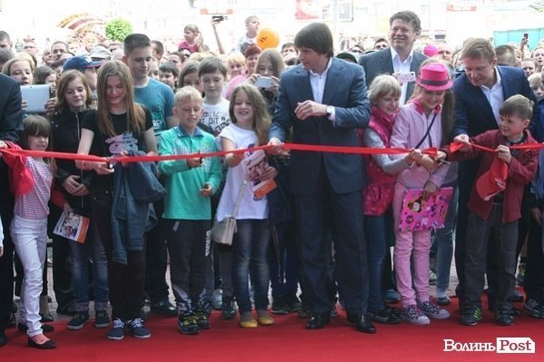 Перерізання стрічки біля входу в новий ТРЦ Порт-сіті