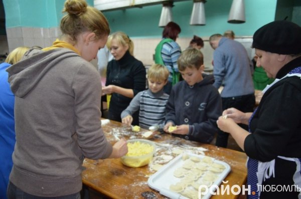 Любомль: військовим зліпили 15 відер вареників