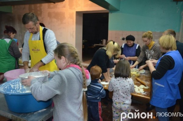 Любомль: військовим зліпили 15 відер вареників