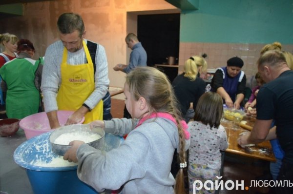 Любомль: військовим зліпили 15 відер вареників