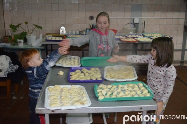 Любомль: військовим зліпили 15 відер вареників