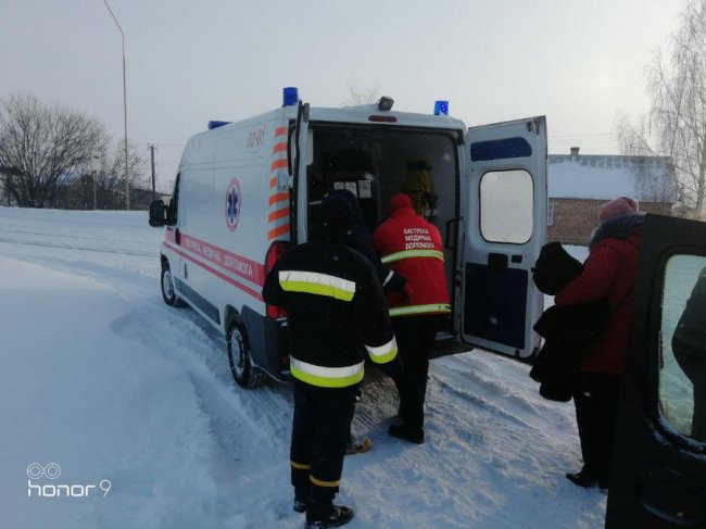 Через перемети на Волині медик їхав на виклик пожежним автомобілем, а потім хвору везли ним до «швидкої»